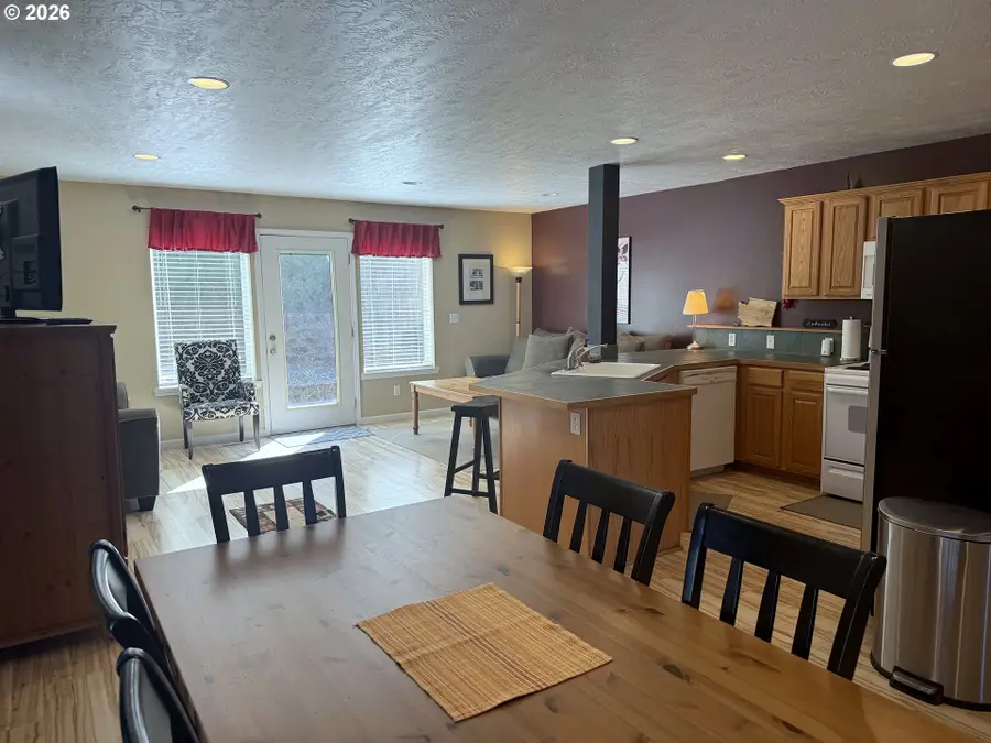 1027 Wasco St, Hood River, OR 97031 - #2