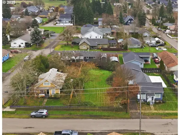 409 E Monroe St #6, Carlton, OR 97111