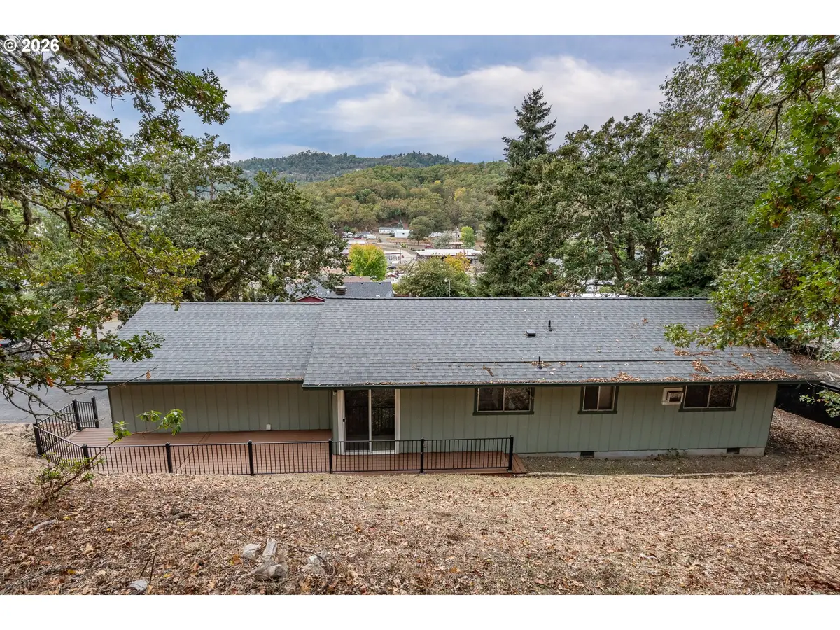 210 Mobridge Ave, Roseburg, OR 97470 - #1