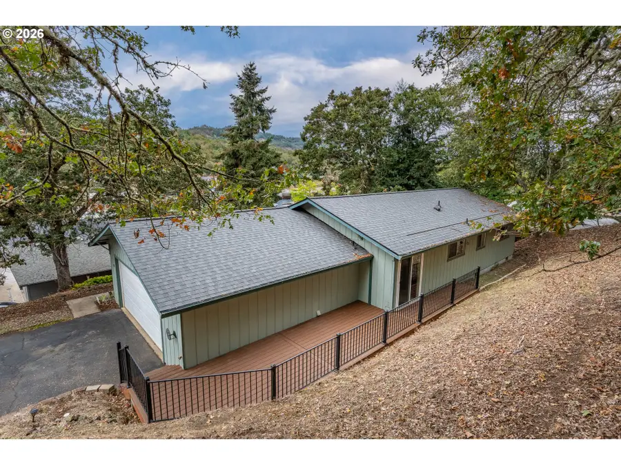 210 Mobridge Ave, Roseburg, OR 97470 - #3