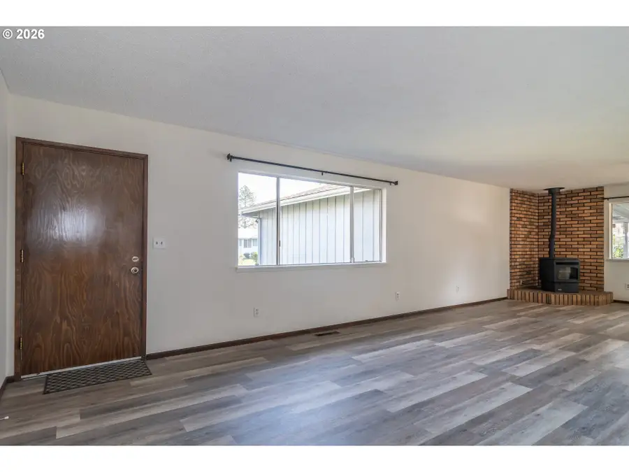 219 Hawthorne St, Sutherlin, OR 97479 - Image #3