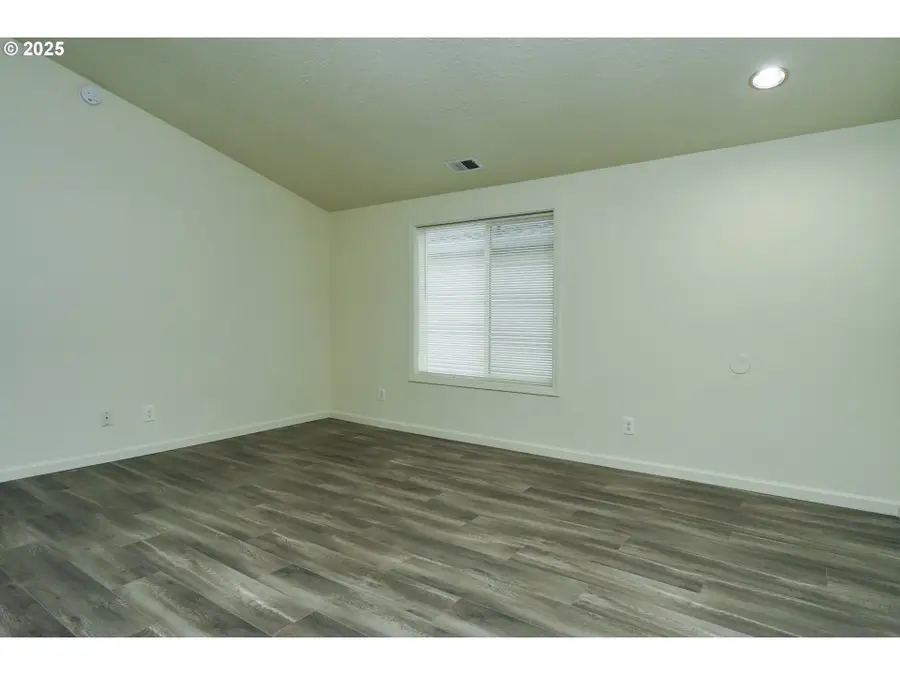 8224 SE Washington St, Portland, OR 97216 - Image #2