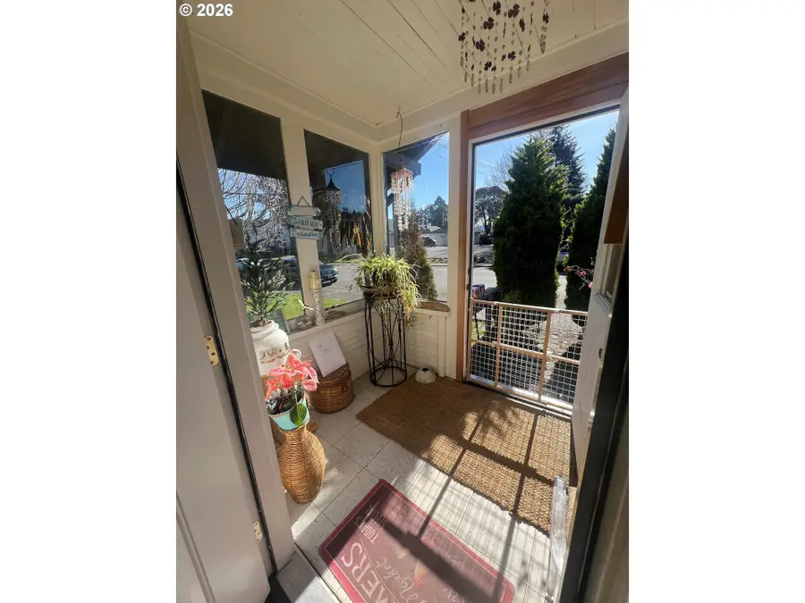 954 Commercial Ave, Coos Bay, OR 97420 - Image #2