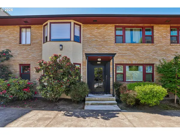 2120 NE Halsey St #31, Portland, OR 97232