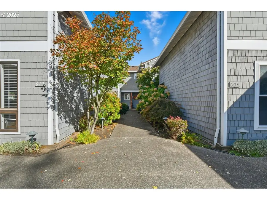 623 N Tomahawk Island Dr, Portland, OR 97217 - Image #2