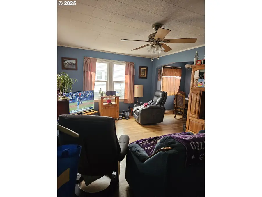 749 SW Washington St, Dallas, OR 97338 - Image #2