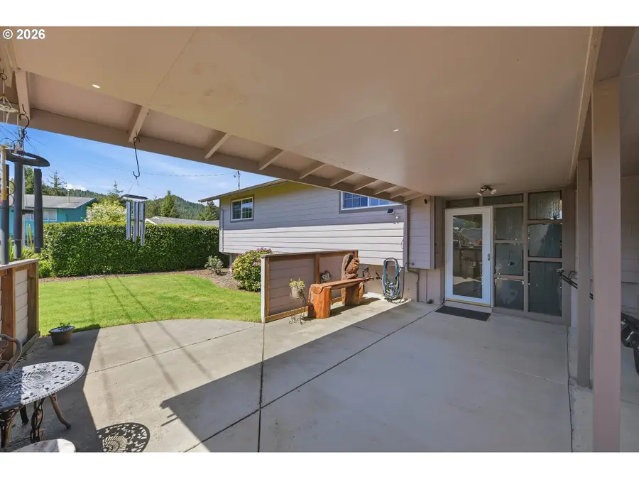 2820 Country Club Ct, Reedsport, OR 97467 - #3