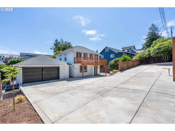 834 S 11th St, CoosBay, OR 97420