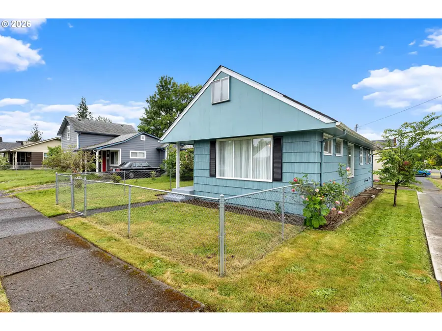 807 N 8th Ave, Kelso, WA 98626 - #3