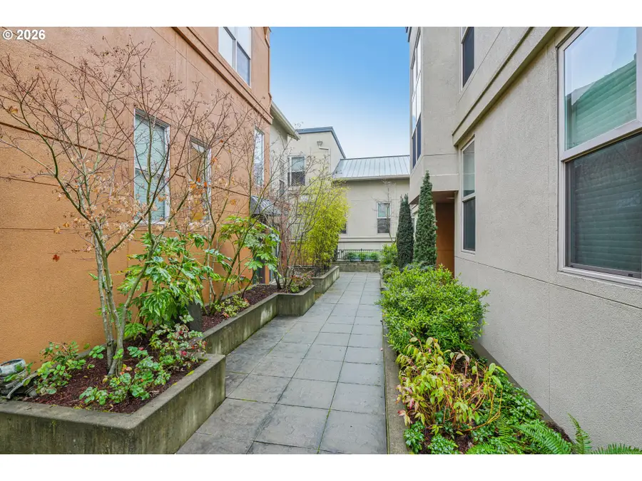 6261 NE Carillion Dr, Hillsboro, OR 97124 - Image #2