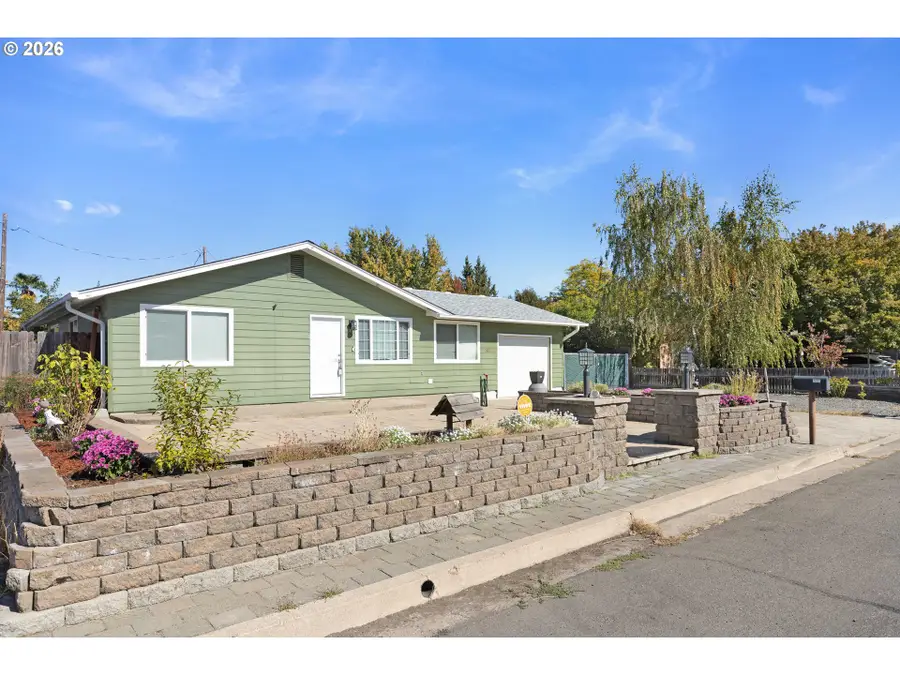 2082 Bel Air Ct, Roseburg, OR 97471 - #2