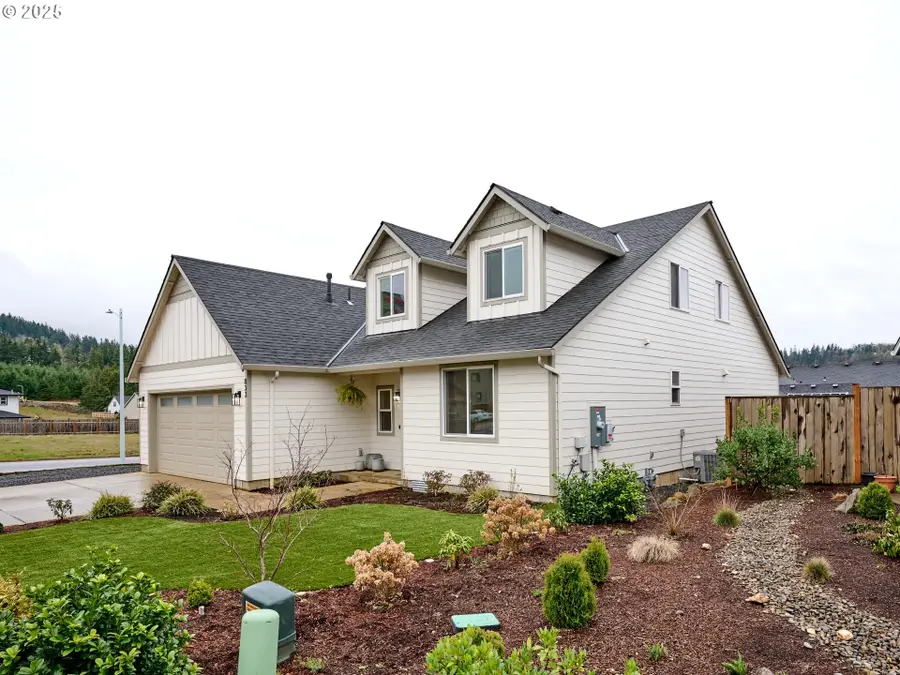 833 Hawk Dr, Silverton, OR 97381 - Image #2