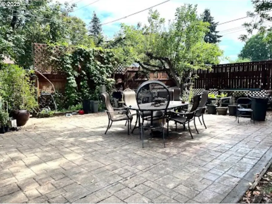 93 E Hillcrest Dr, Eugene, OR 97404 - Image #2