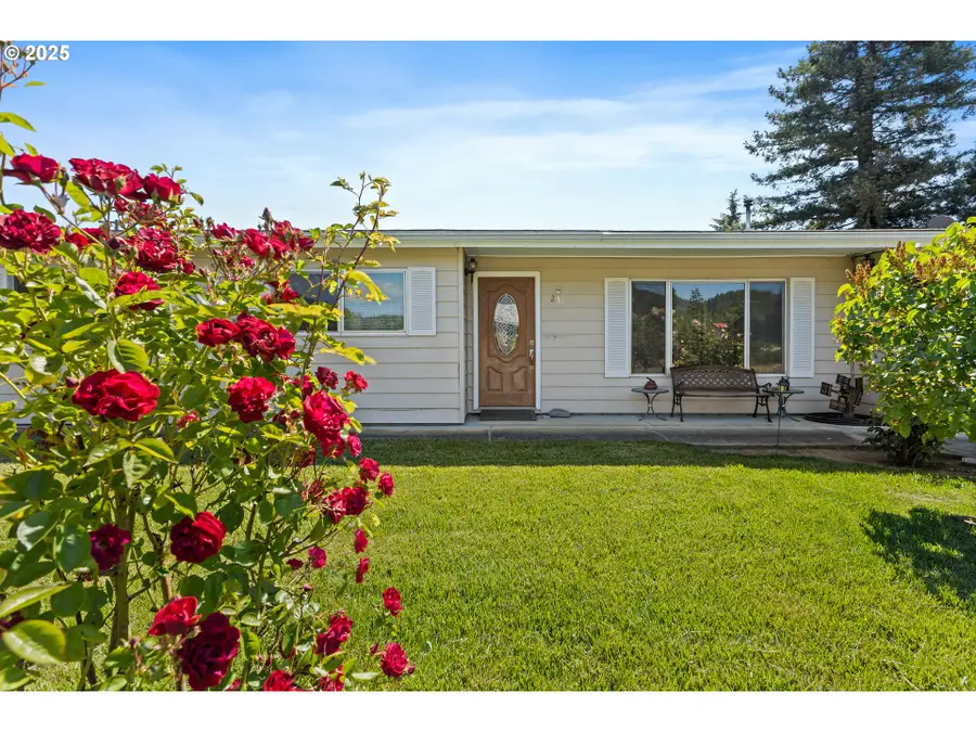 231 NE Chestnut Ave, Myrtle Creek, OR 97457 - Image #2