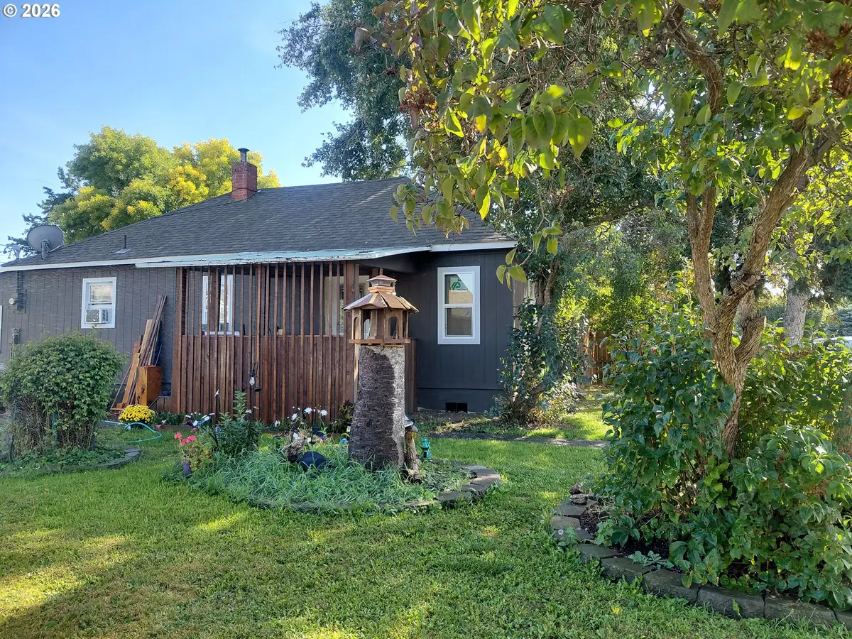 208 NE 7th Ave, Milton Freewater, OR 97862 - #1