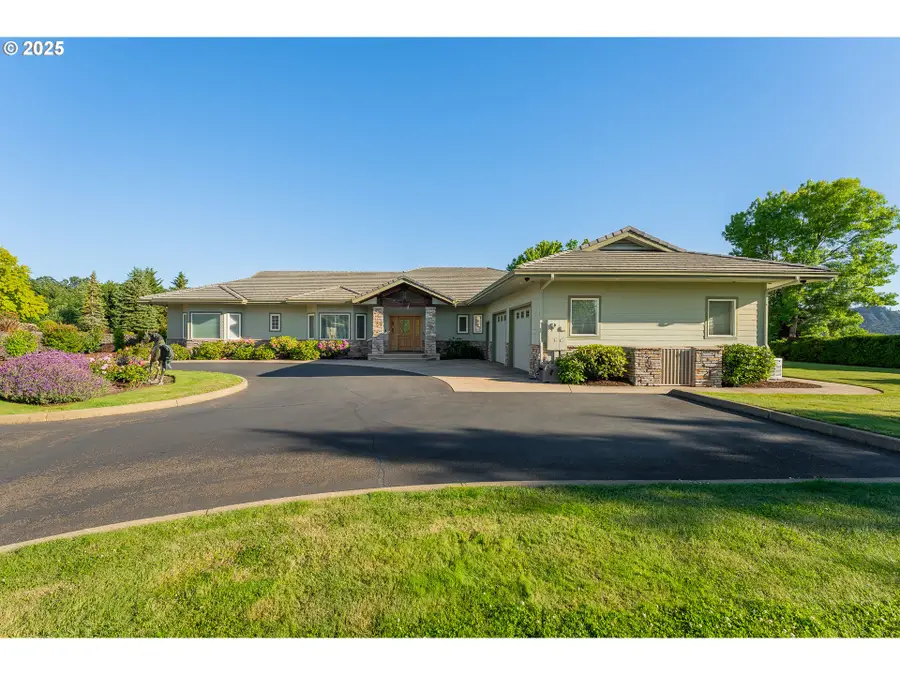 245 Fairway Village Ln, Roseburg, OR 97471 - #2