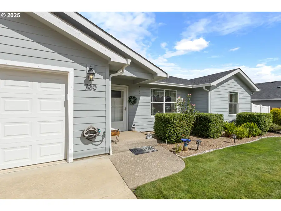 700 SE Tokay St, Winston, OR 97496 - Image #2