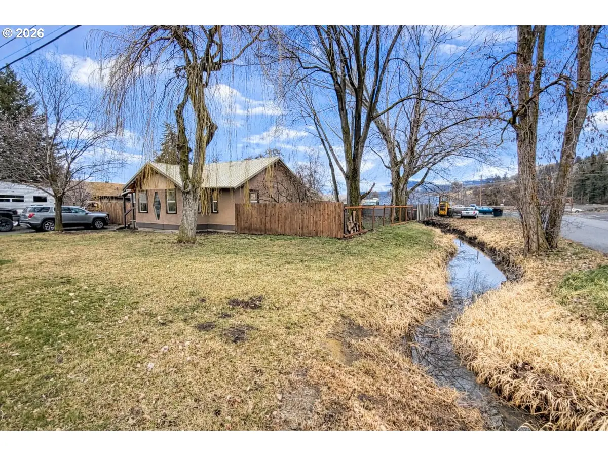 102 Lake Ave, La Grande, OR 97850 - #1