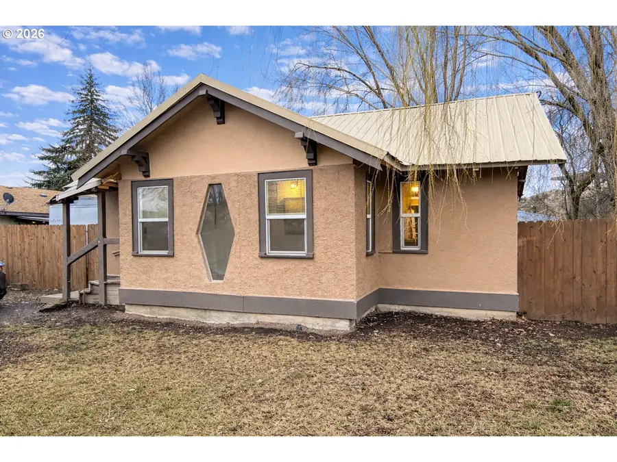 102 Lake Ave, La Grande, OR 97850 - #2