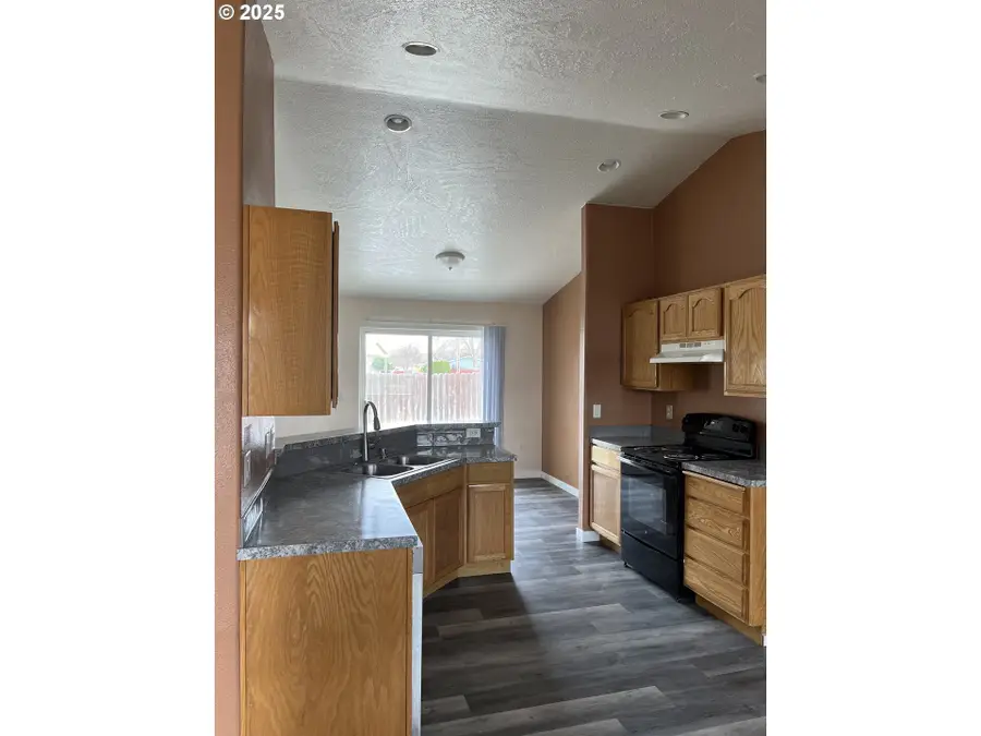 1382 SW Riverhill Dr, Hermiston, OR 97838 - Image #2