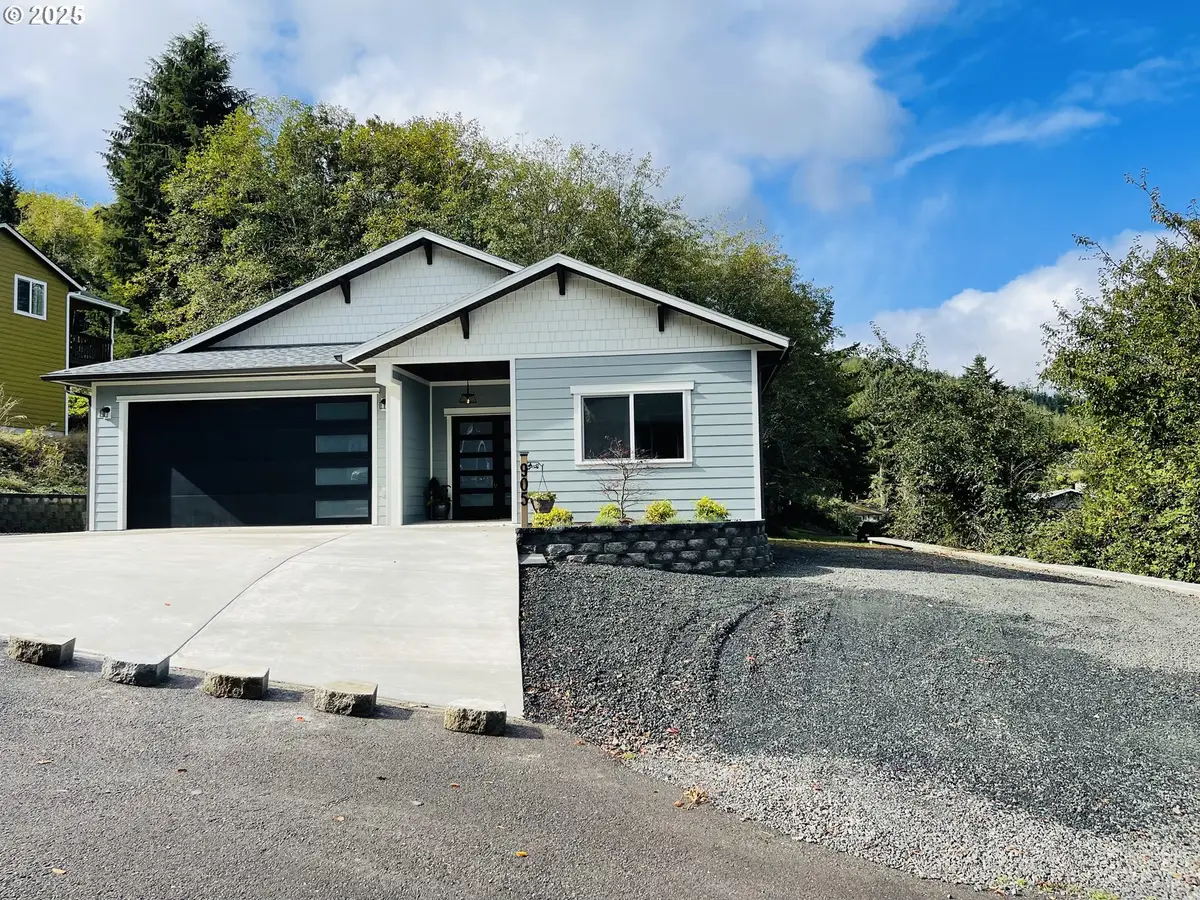 905 Bellevue Dr, Reedsport, OR 97467 - #1
