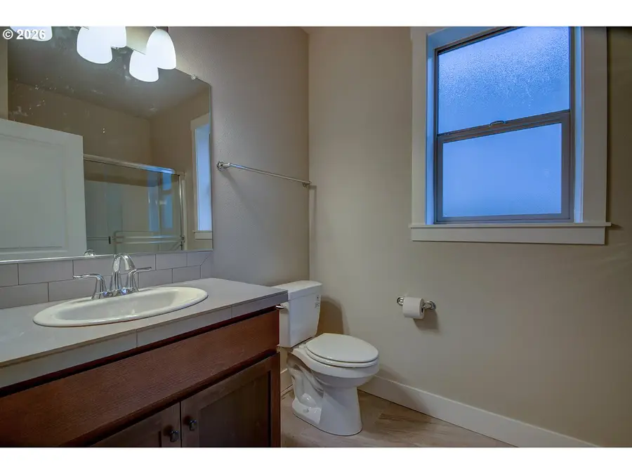 267 W Beacon Hill Dr, Longview, WA 98632 - #2