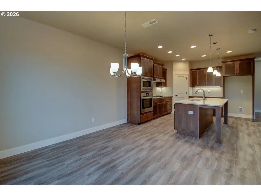 267 W Beacon Hill Dr, Longview, WA 98632 - #3