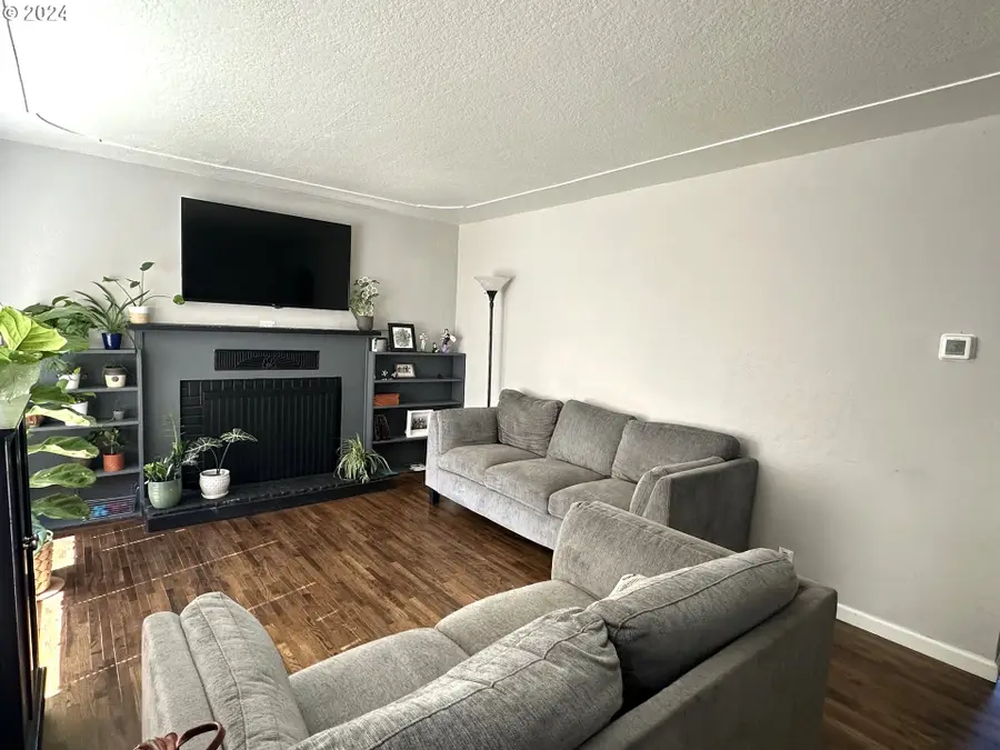 631 W Union St, Roseburg, OR 97471 - Image #3