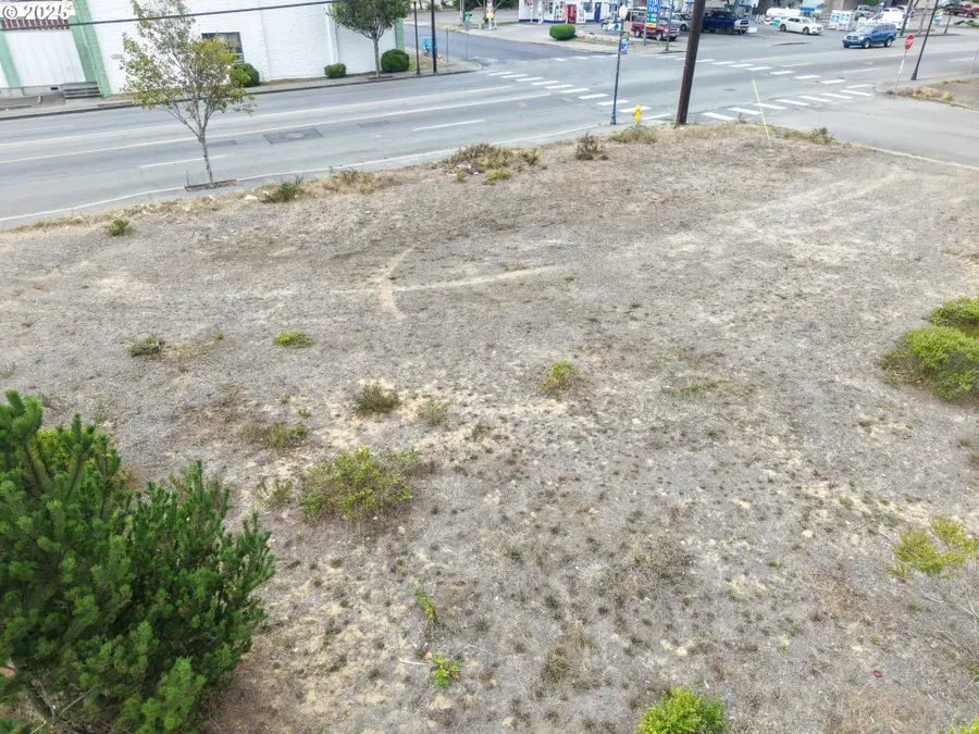 1022 Newmark Ave, Coos Bay, OR 97420 - Image #2