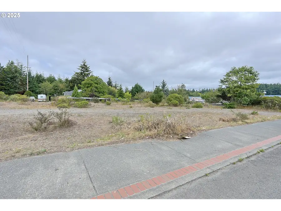 1022 Newmark Ave, Coos Bay, OR 97420 - Image #3