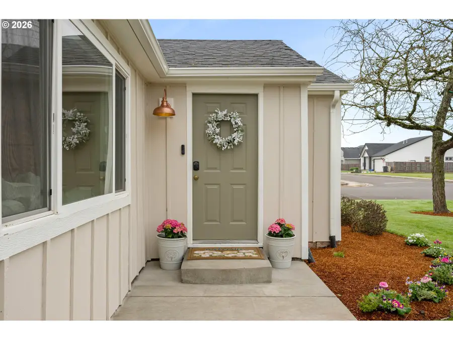 895 Burton St, Harrisburg, OR 97446 - #3