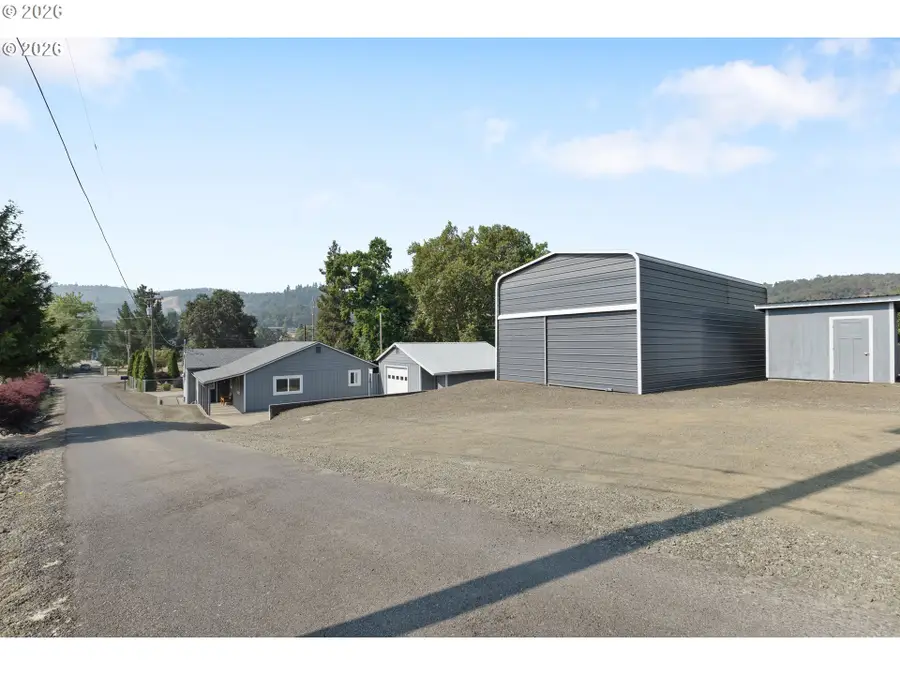 122 Grassy Ln, Roseburg, OR 97470 - #3
