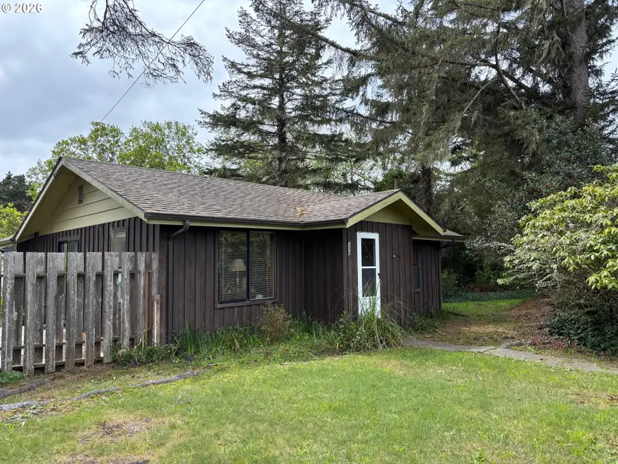 330 10th St, Bandon, OR 97411 - #2