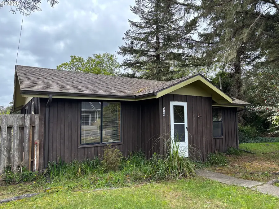330 10th St, Bandon, OR 97411 - #3