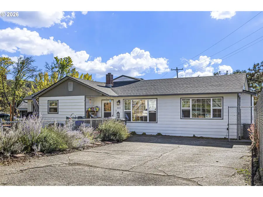 663 NE Knoll Ave, Roseburg, OR 97470 - #2