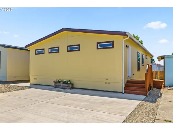 1025 S 6th St #83, Harrisburg, OR 97446