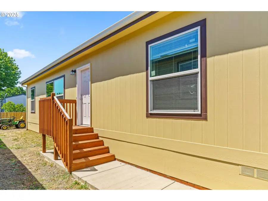 1025 S 6th St #83, Harrisburg, OR 97446 - Image #2