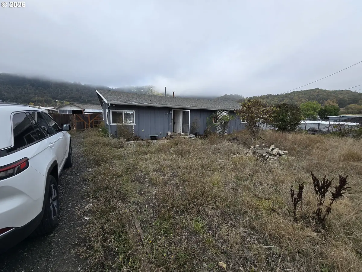 3612 NW Joseph St, Roseburg, OR 97470 - #1
