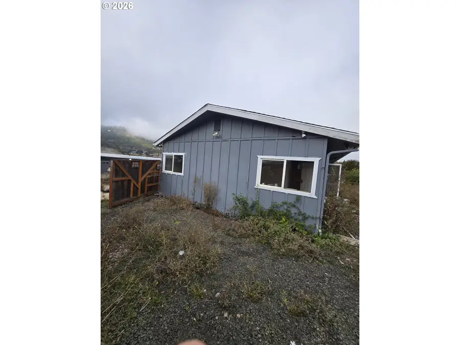 3612 NW Joseph St, Roseburg, OR 97470 - #2