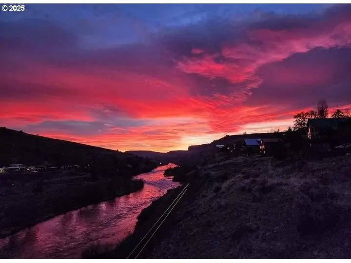 304 Elrod Pl, Maupin, OR 97037 - Image #2