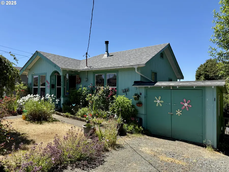 669 N Baxter St, Coquille, OR 97423 - #2