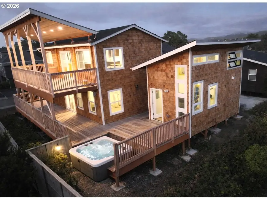 135 6th Ave, Seaside, OR 97138 - Image #2