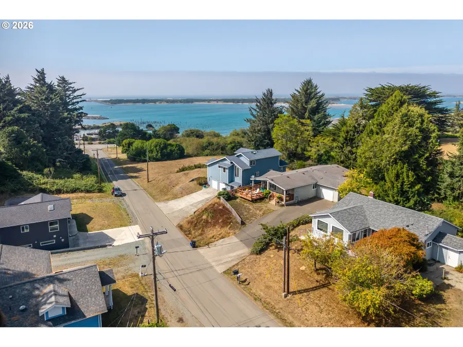 743 Caroline St, Bandon, OR 97411 - #3
