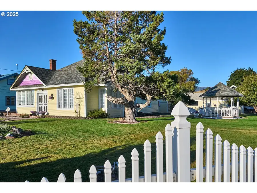110 N Holmes St, Enterprise, OR 97828 - Image #2