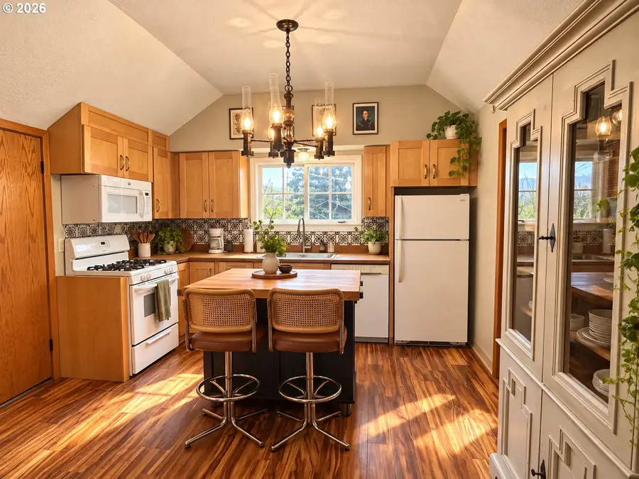 824 Cascade Ave, Hood River, OR 97031 - #3
