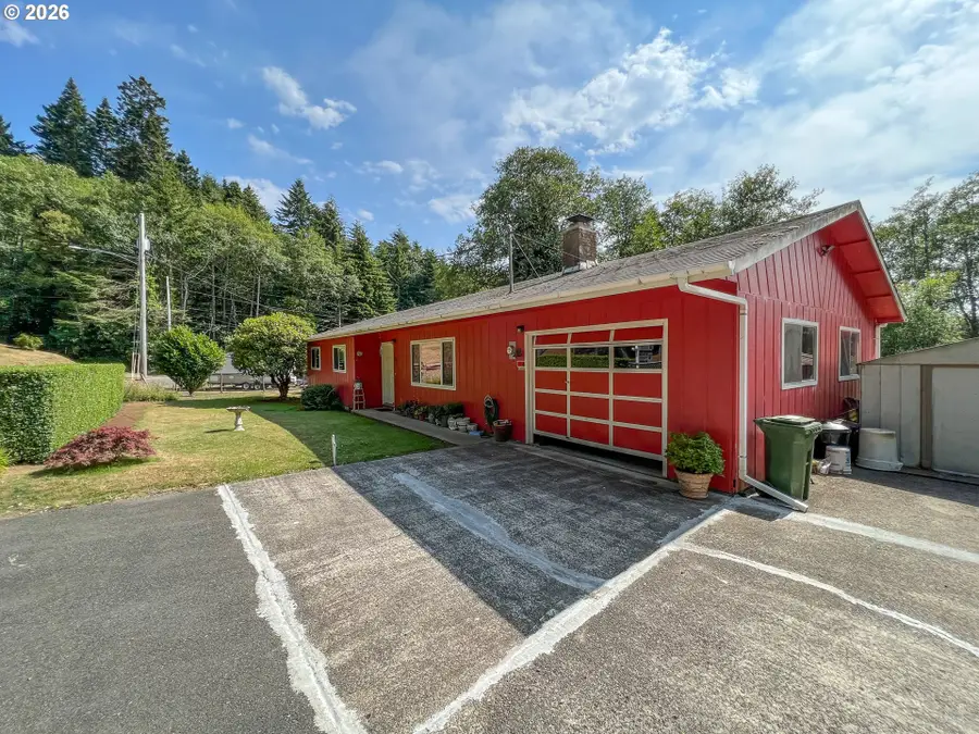 590 Robinhood Ave, Lakeside, OR 97449 - #2