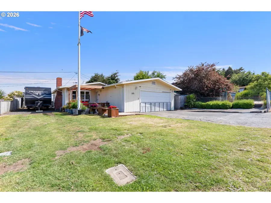 1070 Arago Ave, Coos Bay, OR 97420 - #3