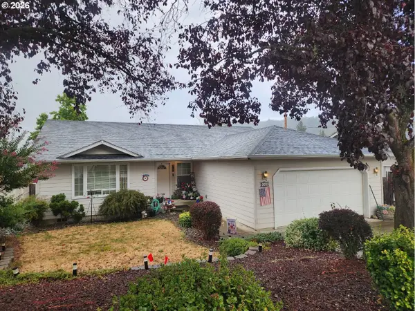411 Sunnyside Dr, Winston, OR 97496