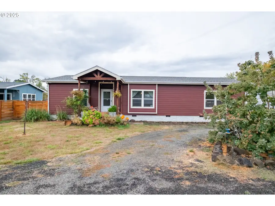1305 Ash St, Brownsville, OR 97327 - Image #2