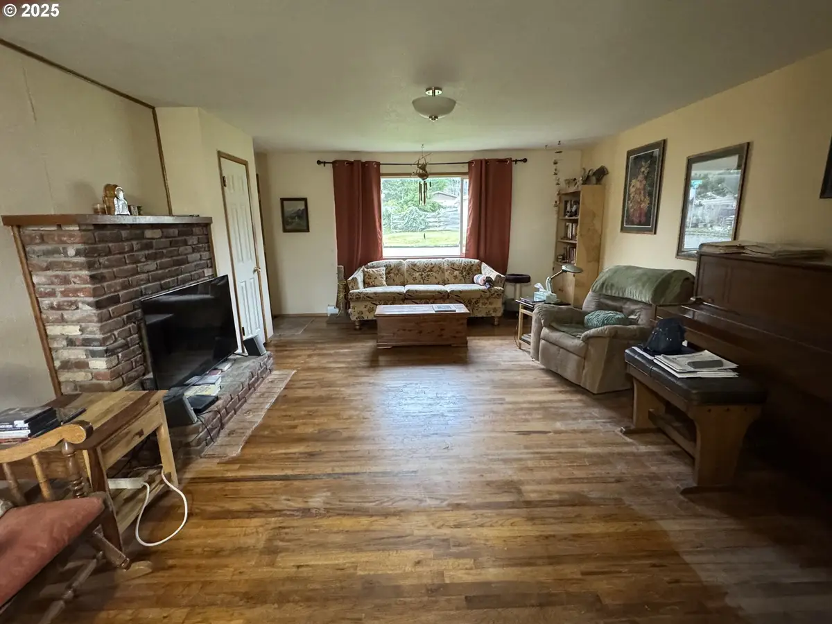 3700 Vista Dr, North Bend, OR 97459 - Image #1